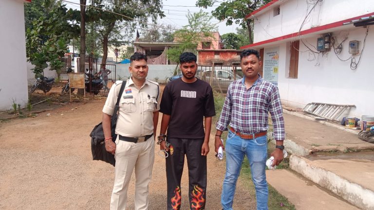 अभियान चेकिंग के दौरान एक चाकूबाज पर की गयी कार्यवाही