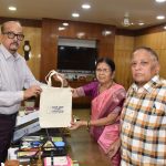 राज्यपाल डेका से नो प्लास्टिक कैंपेन की ब्रांड एंबेसडर आप्टे ने की मुलाकात