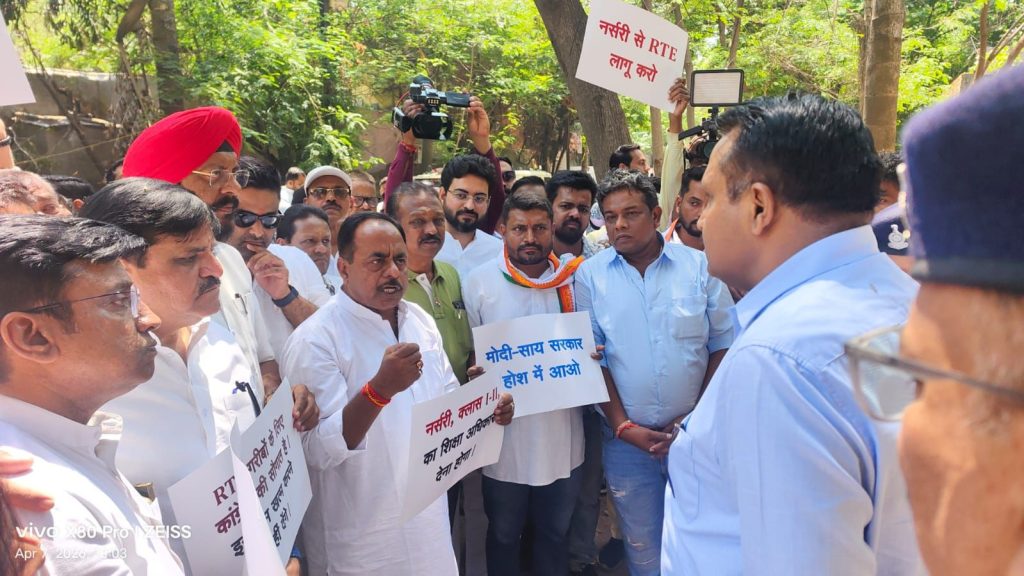 आरटीई में बदलाव के खिलाफ कांग्रेस का प्रदर्शन, जिला शिक्षा अधिकारी को सौंपा ज्ञापन