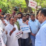 आरटीई में बदलाव के खिलाफ कांग्रेस का प्रदर्शन, जिला शिक्षा अधिकारी को सौंपा ज्ञापन