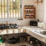 किचन काउंटर रहता है चिपचिपा? जिद्दी तेल-ग्रीस हटाने के आसान और असरदार तरीके