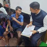 मानवता की मिसाल: दिव्यांग के पास बैठकर कलेक्टर ने सुनी फरियाद, तुरंत दिए कार्रवाई के निर्देश