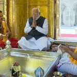 हर-हर महादेव के जयकारों से गूंजी काशी: PM मोदी के रोड शो में उमड़ी भारी भीड़, फूलों की वर्षा और शंखनाद से हुआ स्वागत