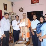 आचार्य मिश्र ने कलेक्टर को ऐतिहासिक महत्व के ताम्रपत्र एवं पांडुलिपियों की दी जानकारी