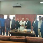 दुर्ग कोर्ट परिसर में अधिवक्ता संघ के नवनिर्वाचित पदाधिकारियों को अरुण वोरा ने दी शुभकामनाएं, किया सम्मान