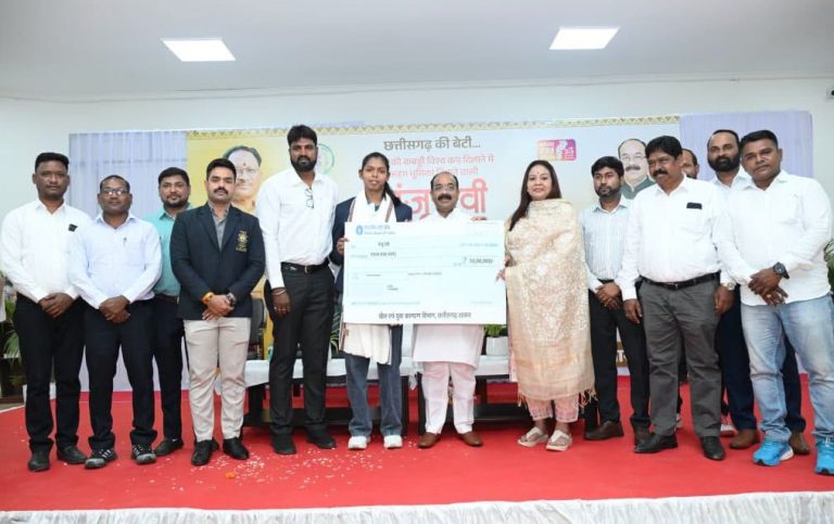 छत्तीसगढ़ की बेटी संजू देवी का ऐतिहासिक सम्मान: डिप्टी सीएम साव ने सौंपा 50 लाख का चेक; राज्य में पहली बार किसी खिलाड़ी को मिली इतनी बड़ी राशि
