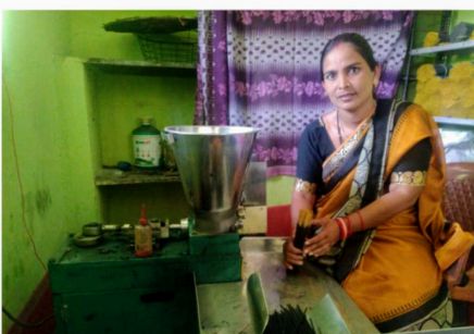 उषा दीदी की सफलता की गूंज: स्व-सहायता समूह से जुड़कर बनीं आत्मनिर्भर, सालाना लाखों की कमाई कर बनीं मिसाल