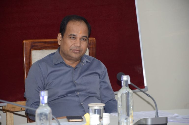 कलेक्टर डॉ. सिंह ने ली समय सीमा की बैठक, सुशासन शिविर की तैयारियों को निर्धारित अवधि में पूरा करने के दिए निर्देश