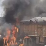 हजारीबाग हाईवे पर दो ट्रकों की आमने-सामने टक्कर, लगी भीषण आग