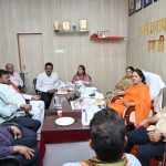 महापौर के सख्त तेवर: 45 लाख की स्वीकृत, फिर क्यों नहीं बढ़ा कमांड एरिया? अधिकारियों को लगाई फटकार