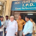 दुर्ग में बारातियों की बस पलटी, 19 घायल; सूचना मिलते ही अरुण वोरा पहुंचे दुर्ग जिला अस्पताल