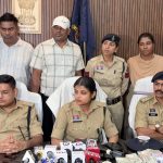 लाखों के गबन का खुलासा: कर्मचारी समेत 7 गिरफ्तार, ₹49.50 लाख नगद और 2 कारें बरामद