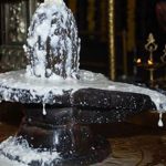 शिवलिंग पर पंचामृत अभिषेक के फायदे: जानिए इस उपाय से क्या-क्या लाभ मिलते हैं