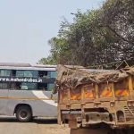 NH-30 हादसा: महिंद्रा बस और ट्रक आमने-सामने भिड़े,12 यात्री घायल,ड्राइवर फंसा