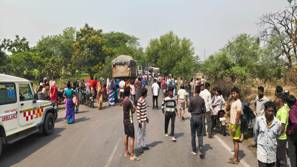 तेज रफ्तार ट्रेलर ने ली महिला की जान, पति-बच्चा घायल,ग्रामीणों का चक्काजाम