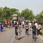 तेज रफ्तार ट्रेलर ने ली महिला की जान, पति-बच्चा घायल,ग्रामीणों का चक्काजाम