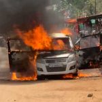 चलती कार में लगी भीषण आग, चालक ने कूदकर बचाई जान