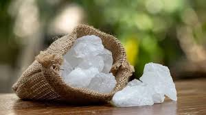 कई समस्याओं से राहत दिला सकता है फिटकरी, ये हैं इसके 5 खास उपयोग …