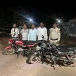 बाराती बनकर पहुंची पुलिस, फिल्मी स्टाइल में जुआ फड़ पर छापा-8 जुआरी गिरफ्तार