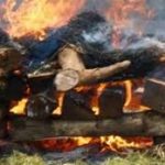 जलती चिता की चिंगारी से मकान में लगी आग, ग्रामीण परिवार हुआ बेघर