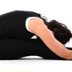 कुर्सी पर बैठकर अकड़ गई है कमर? पश्चिमोत्तानासन से पाएं दर्द से परमानेंट छुटकारा