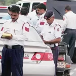 अजब-गजब: XUV 700 पर बिना हेलमेट का चालान! एक नंबर से निकले दो वाहन, आरटीओ सिस्टम पर सवाल