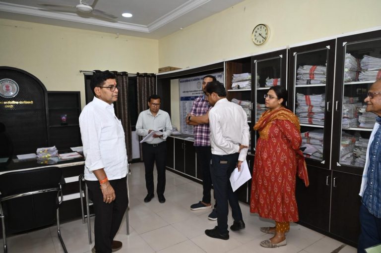 ​राजस्व मंत्री के औचक निरीक्षण से रायपुर तहसील कार्यालय में हड़कंप
