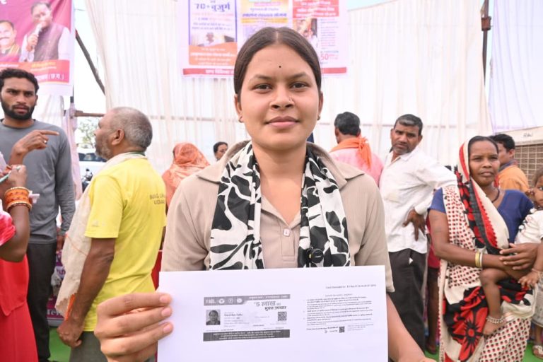 ’सुशासन तिहार’ 2026 : आवेदन के चंद घंटों में कौशिल्या को मिला आयुष्मान कार्ड, खिले चेहरे