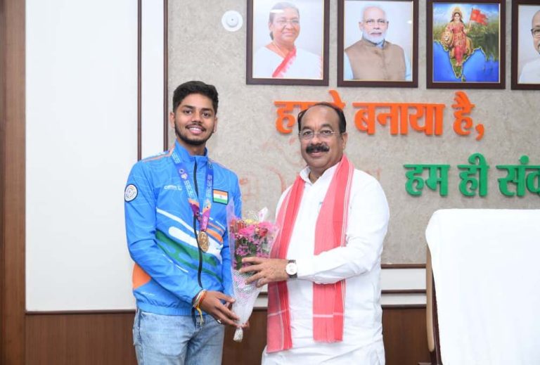 छत्तीसगढ़ के ‘गोल्डन बॉय’ दिव्यांशु ने की डिप्टी सीएम अरुण साव से मुलाकात; वर्ल्ड रिकॉर्ड के साथ मिस्र में लहराया था तिरंगा
