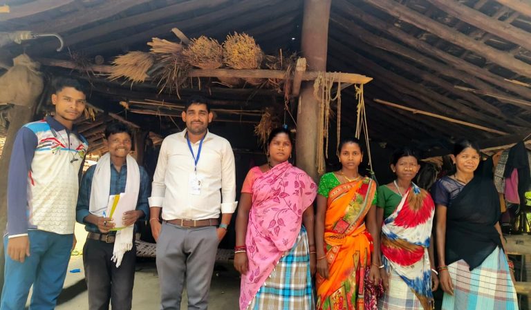 खौफ के साए से विकास के उजाले तक: पुवर्ती बना सुकमा का पहला पूर्ण जनगणना गांव, प्रगणक जवाराम पटेल सम्मानित