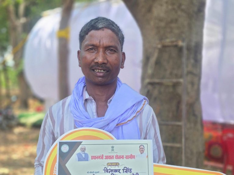 सुशासन तिहार में पीतांबर का सपना सच: मिला पक्का मकान, पीएम आवास योजना से संवरी 4 बच्चों के परिवार की जिंदगी