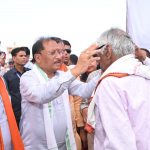 ’मुख्यमंत्री विष्णु देव साय ने हितग्राहियों को अपने हाथों से पहनाया नजर का चश्मा’