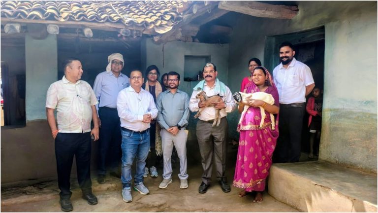 बिहान योजना का कमाल: बकरी पालन से ‘लखपति दीदी’ बनीं उदकुंवर, खुद कलेक्टर ने घर पहुंचकर थपथपाई पीठ