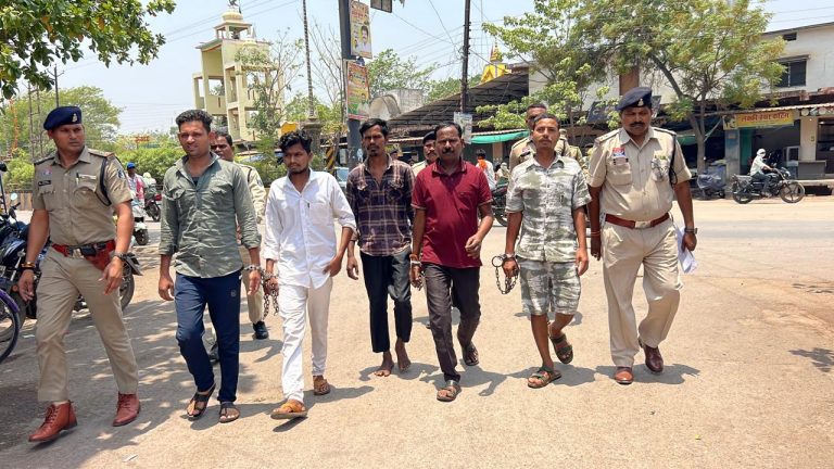 गोबरानवापारा में अवैध रूप से शराब बिक्री करते 05 आरोपी गिरफ्तार