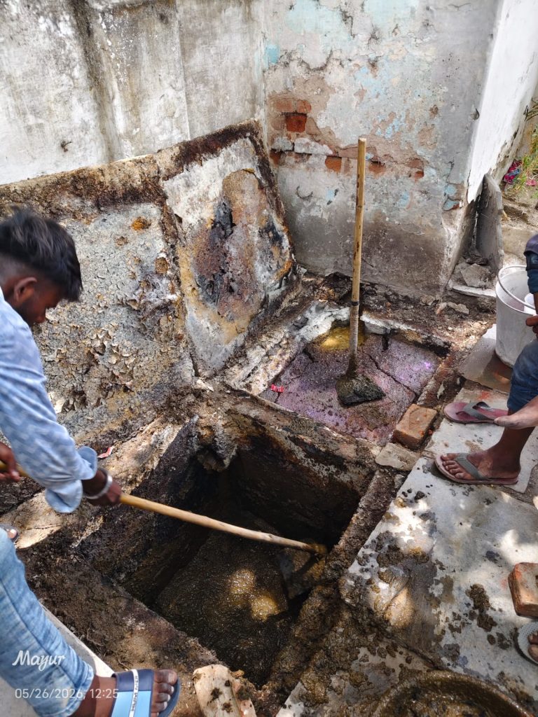डोंगरगढ़ के नगर पालिका परिषद में बिना किसी सुरक्षा उपकरण के 4 कर्मचारियों को सेप्टिक टैंक में उतरा, राज्य सफाई कर्मचारी संघ ने किया विरोध 