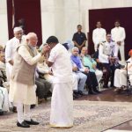 राष्ट्रपति भवन में अद्भुत नजारा: पद्मश्री लेने पहुंचे मार्शल आर्ट गुरु ने पीएम मोदी को जमीन पर लेटकर किया ‘साष्टांग प्रणाम’
