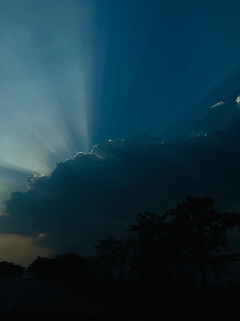 गर्मी से मिली राहत: रायपुर में आंधी-तूफान के साथ बदला मौसम का मिजाज