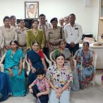 मातृत्व दिवस के अवसर पर रायपुर कमिश्नरेट पुलिस की महिला टीम पहुंची वृद्धाश्रम; माताओं से मिलकर किया उनका सम्मान