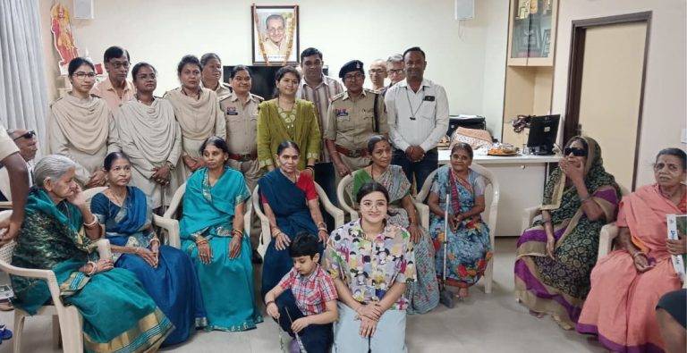 मातृत्व दिवस के अवसर पर रायपुर कमिश्नरेट पुलिस की महिला टीम पहुंची वृद्धाश्रम; माताओं से मिलकर किया उनका सम्मान