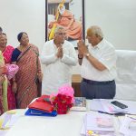 “अंतरराष्ट्रीय नर्स दिवस पर अरुण वोरा ने नर्सों को दी शुभकामनाएं, आईपी मिश्रा का किया सम्मान”