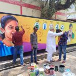 अपने हाथों की कला से दुर्ग शहर को रंगों से सजाने वाले मुकुंद सोनी का अरुण वोरा ने किया सम्मान