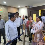 जनगणना की ड्यूटी निभाते हुए घायल हुईं शिक्षिका, अस्पताल पहुंचकर कलेक्टर ने बढ़ाया हौसला