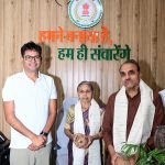 बस्तर में चिकित्सा की अलख जगाने वाले पद्मश्री डॉ. गोडबोले दंपति का वित्त मंत्री ओपी चौधरी ने किया आत्मीय अभिनंदन