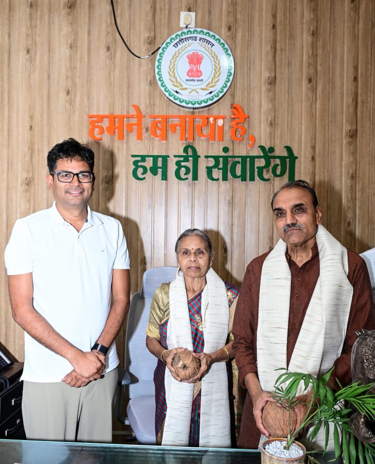 बस्तर में चिकित्सा की अलख जगाने वाले पद्मश्री डॉ. गोडबोले दंपति का वित्त मंत्री ओपी चौधरी ने किया आत्मीय अभिनंदन