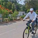 लग्जरी कार छोड़ साइकिल से हाईकोर्ट पहुंचे जस्टिस डीडी बंसल