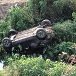 NH-130 पर अनियंत्रित होकर 40 फीट गहरी खाई में जा गिरी तेज रफ्तार कार, मलबे में फंसे युवक की बची जान