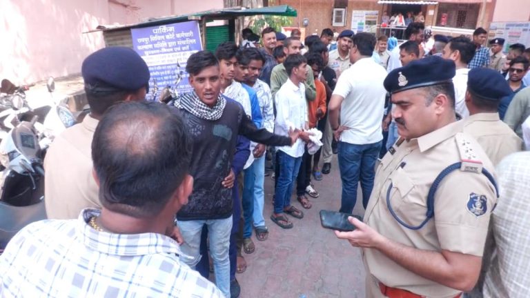 रायपुर कोर्ट परिसर में पुलिस का सख्त एक्शन: चाकू लेकर घूम रहे 2 युवक गिरफ्तार, 8 संदिग्धों पर भी गिरी गाज