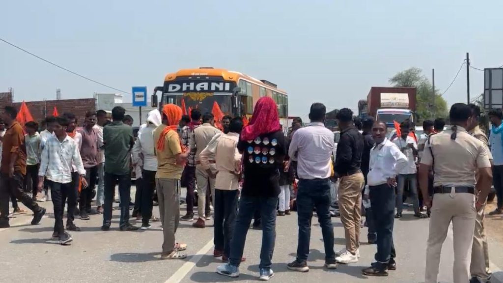 शराब भट्ठी के विरोध में छात्रों का उग्र प्रदर्शन: NH-30 पर चक्काजाम, डिप्टी सीएम का काफिला भी फंसा