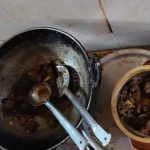 फ्लैट में गोमांस पकाने की खबर पर हिंदू संगठन का हंगामा, नशे में मिले पति-पत्नी पुलिस हिरासत में