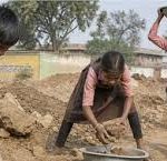 बांदा में स्कूल बच्चों को रेत ढुलाई के लिए मजबूर करने का वायरल वीडियो, पैरेंट्स में आक्रोश